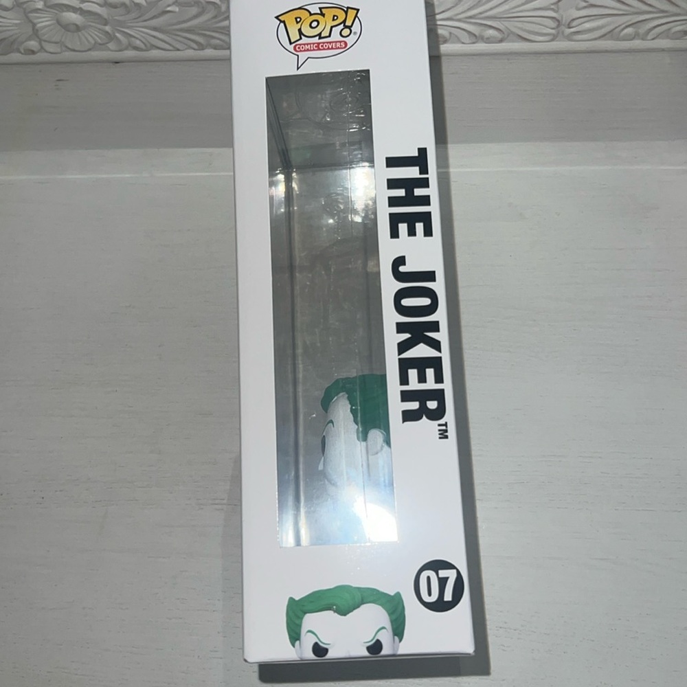 Funko Batman Comic Book Display Case & The Joker Pop - Picture 3 of 8